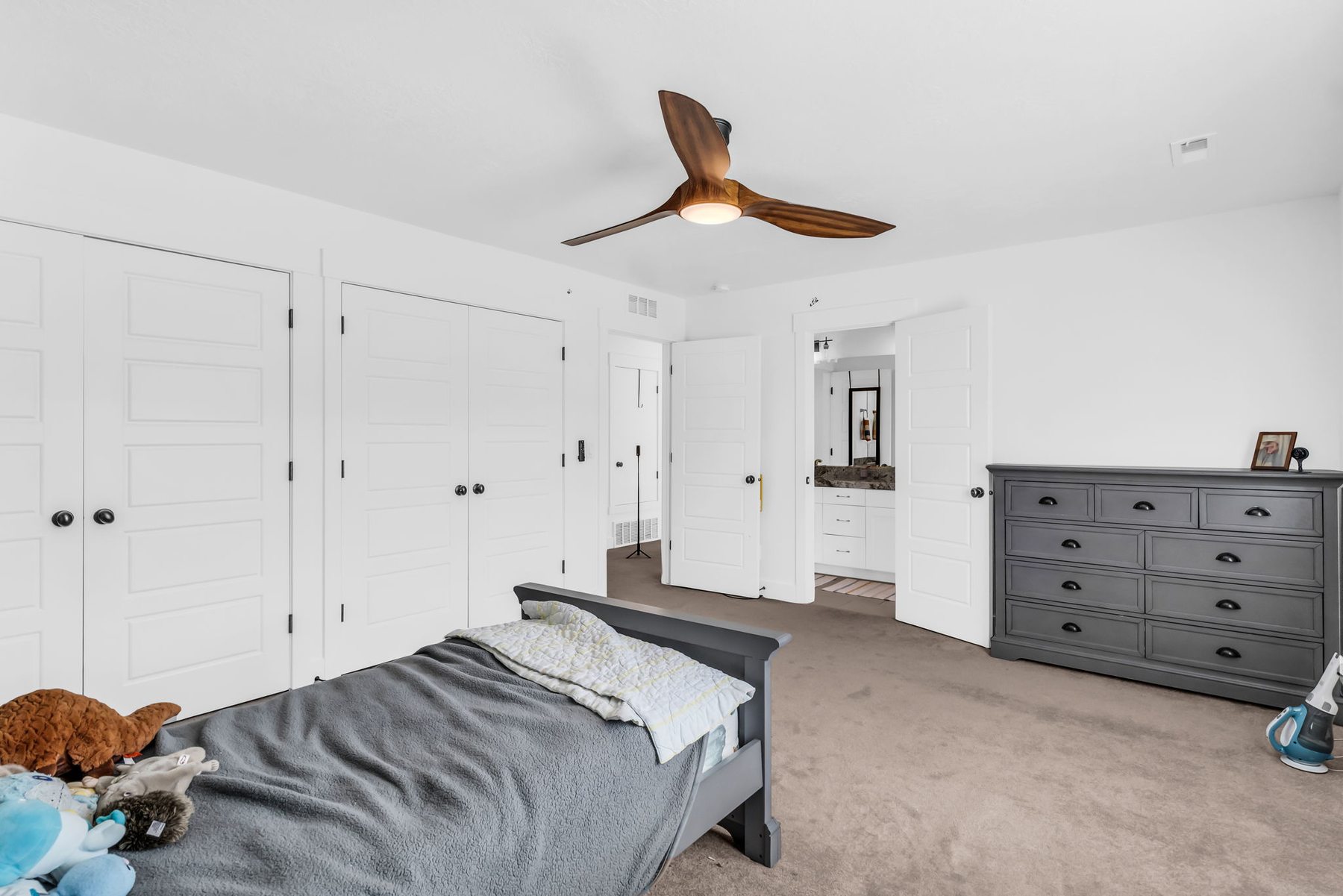 Bedroom at 12517 N Minots Ledge Dr