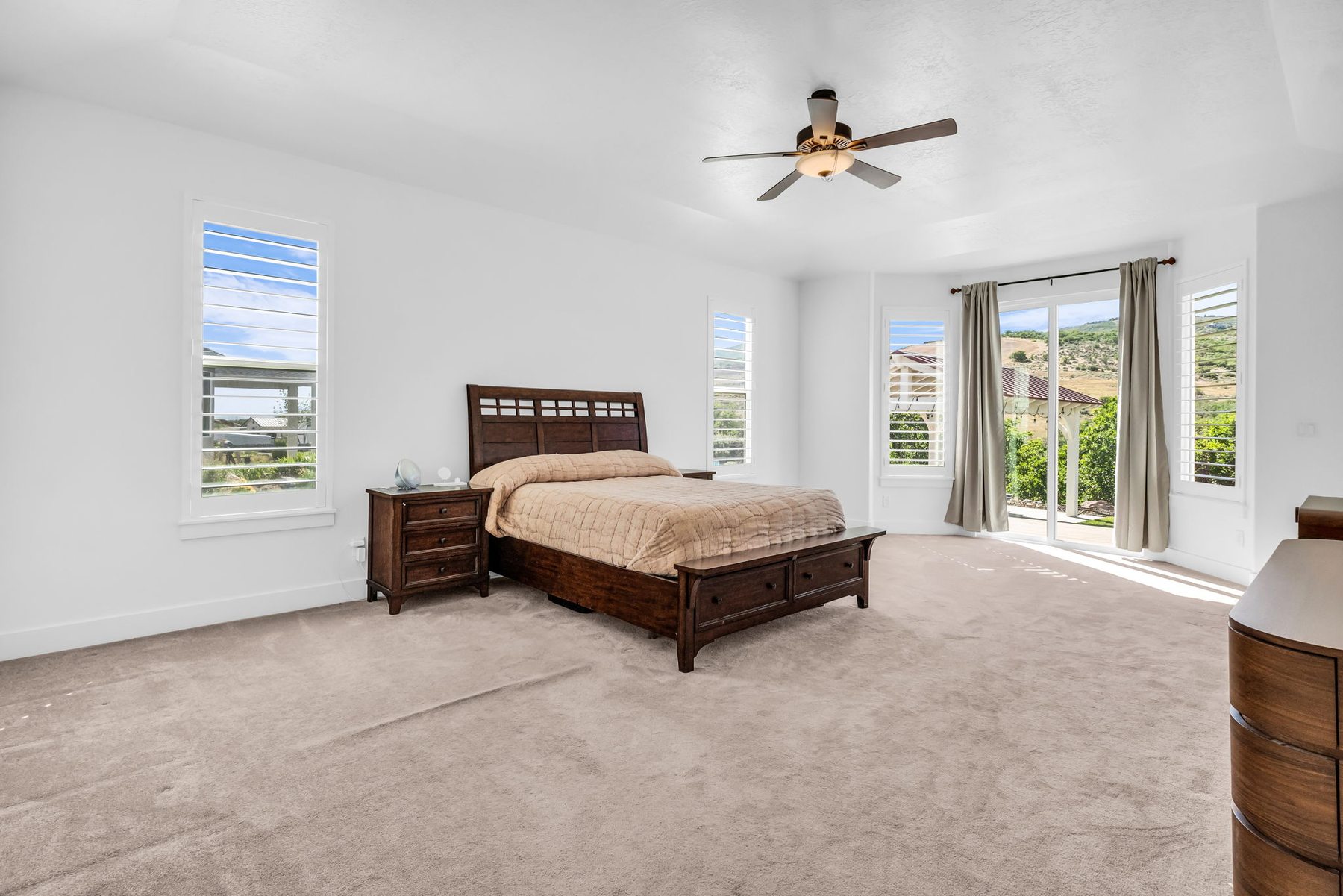 Master bedroom at 12517 N Minots Ledge Dr